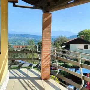 Dvojna kuća u Pazinu , s pogledom na planinu Učku