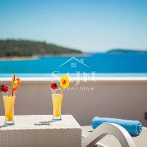 Ekskluzivna vila drugi red do mora u Rogoznici
