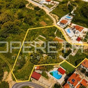 Ekskluzivno zemljište 3.330 m² s legalnim objektom, panoramskim pogledom, dozvol