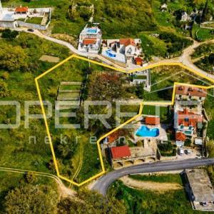Ekskluzivno zemljište 3.330 m² s legalnim objektom, panoramskim pogledom, dozvol