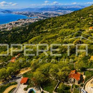 Ekskluzivno zemljište 3.330 m² s legalnim objektom, panoramskim pogledom, dozvol