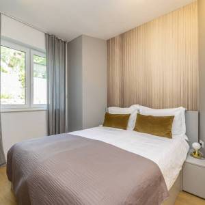 Grad Krk - moderan apartman s pogledom na more, 700 m od mora i centra