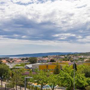 Grad Krk - moderan apartman s pogledom na more, 700 m od mora i centra