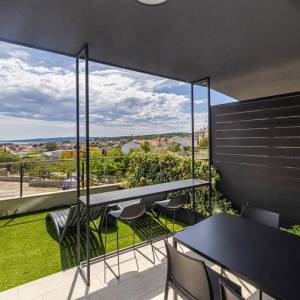 Grad Krk - moderan apartman s pogledom na more, 700 m od mora i centra