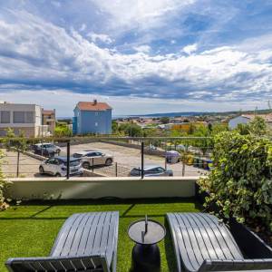 Grad Krk - moderan apartman s pogledom na more, 700 m od mora i centra