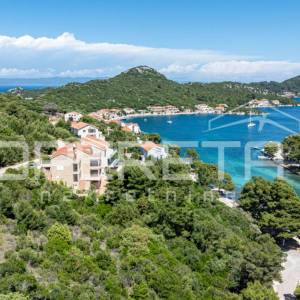 Građevinsko zemljište 430 m2 s pogledom na more, Lastovo