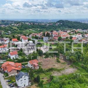 Građevinsko zemljište s idejnim projektom za četiri zgrade s po dva stana, Črnom