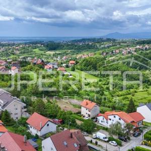 Građevinsko zemljište s idejnim projektom za četiri zgrade s po dva stana, Črnom