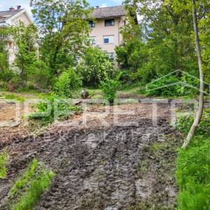 Građevinsko zemljište s idejnim projektom za četiri zgrade s po dva stana, Črnom