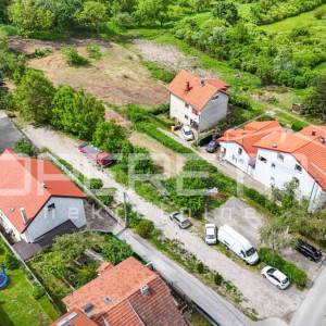 Građevinsko zemljište s idejnim projektom za četiri zgrade s po dva stana, Črnom