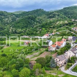 Građevinsko zemljište s idejnim projektom za četiri zgrade s po dva stana, Črnom