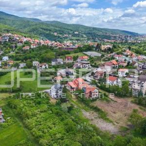 Građevinsko zemljište s idejnim projektom za četiri zgrade s po dva stana, Črnom