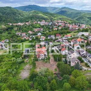 Građevinsko zemljište s idejnim projektom za četiri zgrade s po dva stana, Črnom