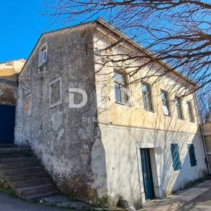 GRIŽANE - Prostrana kuća sa okućnicom