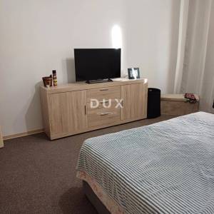 GROBNIK, LUKEŽI - Potpuno renovirana dvojna kuća s okućnicom, garažom