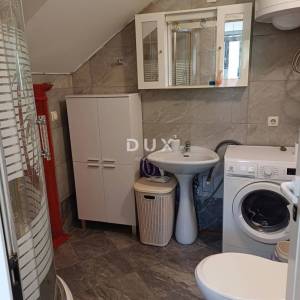 GROBNIK, LUKEŽI - Potpuno renovirana dvojna kuća s okućnicom, garažom