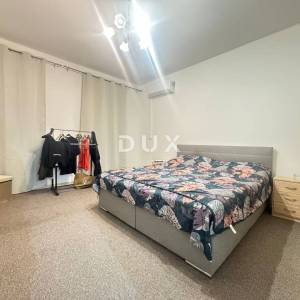 GROBNIK, LUKEŽI - Potpuno renovirana dvojna kuća s okućnicom, garažom