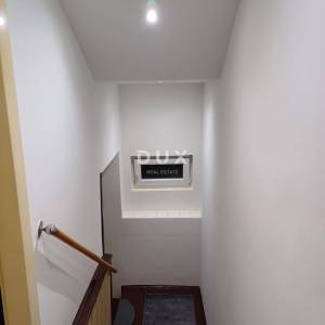 GROBNIK, LUKEŽI - Potpuno renovirana dvojna kuća s okućnicom, garažom