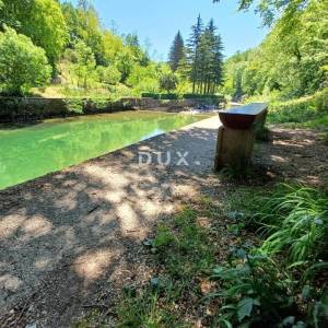 GROBNIK, LUKEŽI - Potpuno renovirana dvojna kuća s okućnicom, garažom