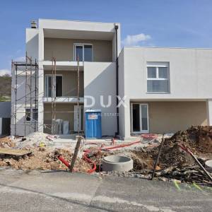 HRELJIN, BAKAR - 2S+DB stan s okućnicom, terasom i pogledom na more – parking i spremište 