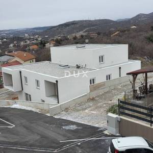 HRELJIN, BAKAR - 2S+DB stan s okućnicom, terasom i pogledom na more – parking i spremište 