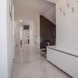 Hrvatska, Pag, Mandre – Ekskluzivna dizajnerska kuća s bazenom, podrumom i vrtom, 122 m²