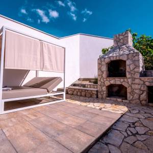 Hrvatska, Pag, Mandre – Ekskluzivna dizajnerska kuća s bazenom, podrumom i vrtom, 122 m²
