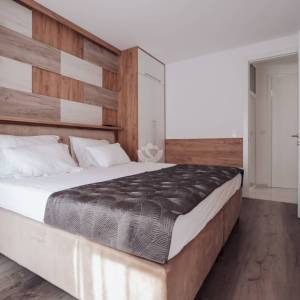 Hrvatska, Pag, Mandre – Ekskluzivna dizajnerska kuća s bazenom, podrumom i vrtom, 122 m²