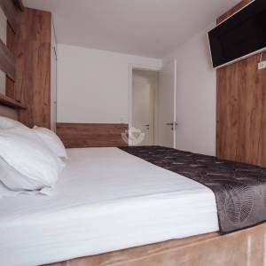 Hrvatska, Pag, Mandre – Ekskluzivna dizajnerska kuća s bazenom, podrumom i vrtom, 122 m²