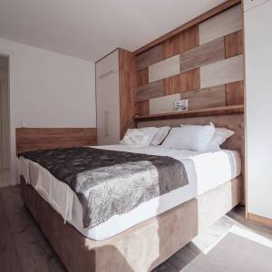 Hrvatska, Pag, Mandre – Ekskluzivna dizajnerska kuća s bazenom, podrumom i vrtom, 122 m²