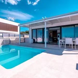Hrvatska, Pag, Mandre – Ekskluzivna dizajnerska kuća s bazenom, podrumom i vrtom, 122 m²