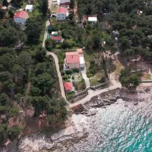 Hrvatska, Zadar, Ugljan - Građevinsko zemljište 1.004 m² u Sušici, 85 m od plaže, s garažom i inventarom