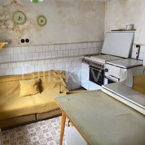Imotski, kamena kuća u nizu u samom centru grada