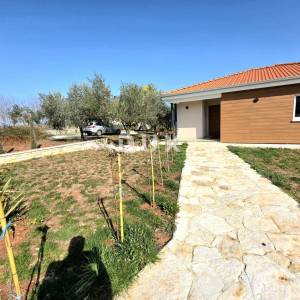 ISTRA, BARBAN - Novoizgrađena obiteljska prizemna vila, okružena vinogradom za dugoročni najam