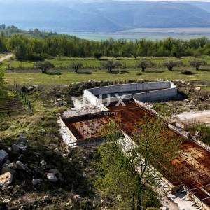 ISTRA, BUJE - Zemljište sa započetom gradnjom i pogledom na more