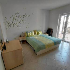 ISTRA, DUGA UVALA - Prilika: stan 75m2 u prizemlju s terasom udaljen samo 520m od mora