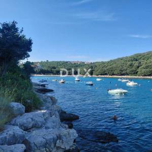 ISTRA, DUGA UVALA - Prilika: stan 75m2 u prizemlju s terasom udaljen samo 520m od mora