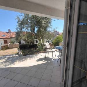ISTRA, DUGA UVALA - Prilika: stan 75m2 u prizemlju s terasom udaljen samo 520m od mora