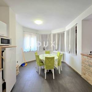 ISTRA, GALIŽANA – Apartmanska vila s maslinikom, krovnom terasom i panoramskim pogledom na more i Brijune