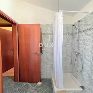 ISTRA, GALIŽANA – Apartmanska vila s maslinikom, krovnom terasom i panoramskim pogledom na more i Brijune