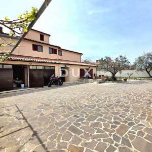ISTRA, GALIŽANA – Apartmanska vila s maslinikom, krovnom terasom i panoramskim pogledom na more i Brijune