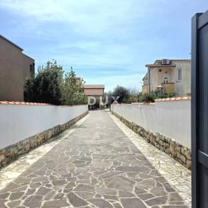 ISTRA, GALIŽANA – Apartmanska vila s maslinikom, krovnom terasom i panoramskim pogledom na more i Brijune