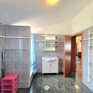ISTRA, GALIŽANA – Apartmanska vila s maslinikom, krovnom terasom i panoramskim pogledom na more i Brijune