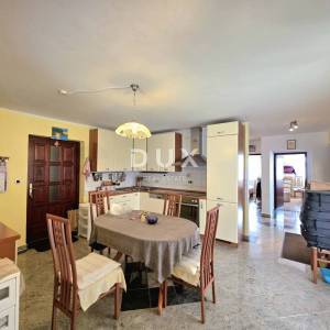 ISTRA, GALIŽANA – Apartmanska vila s maslinikom, krovnom terasom i panoramskim pogledom na more i Brijune