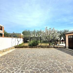 ISTRA, GALIŽANA – Apartmanska vila s maslinikom, krovnom terasom i panoramskim pogledom na more i Brijune