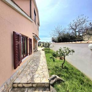 ISTRA, GALIŽANA – Apartmanska vila s maslinikom, krovnom terasom i panoramskim pogledom na more i Brijune
