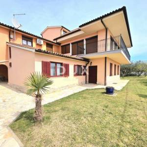 ISTRA, GALIŽANA – Apartmanska vila s maslinikom, krovnom terasom i panoramskim pogledom na more i Brijune