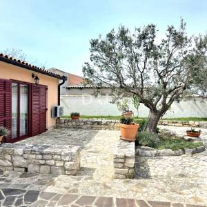 ISTRA, GALIŽANA – Apartmanska vila s maslinikom, krovnom terasom i panoramskim pogledom na more i Brijune