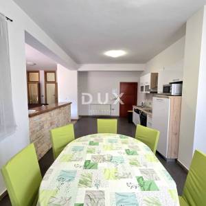 ISTRA, GALIŽANA – Apartmanska vila s maslinikom, krovnom terasom i panoramskim pogledom na more i Brijune