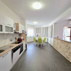 ISTRA, GALIŽANA – Apartmanska vila s maslinikom, krovnom terasom i panoramskim pogledom na more i Brijune